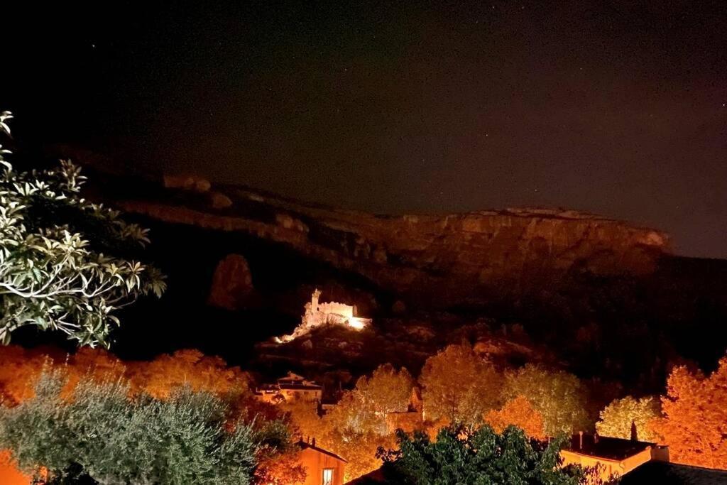 Vue Panoramique Sur Le Chateau,Montagne Et Grottes Fontaine-de-Vaucluse Buitenkant foto